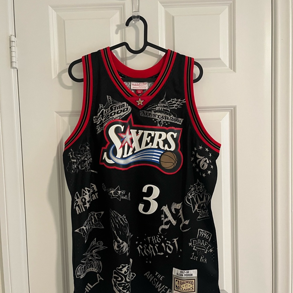 Mitchell & Ness Iverson Black Sixers Graphic Jersey